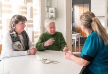 overleg met mantelzorger en verpleegkundige