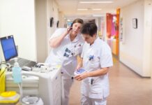 Verpleegkundigen delen medicijnen uit op de verpleegkundigafdeling.