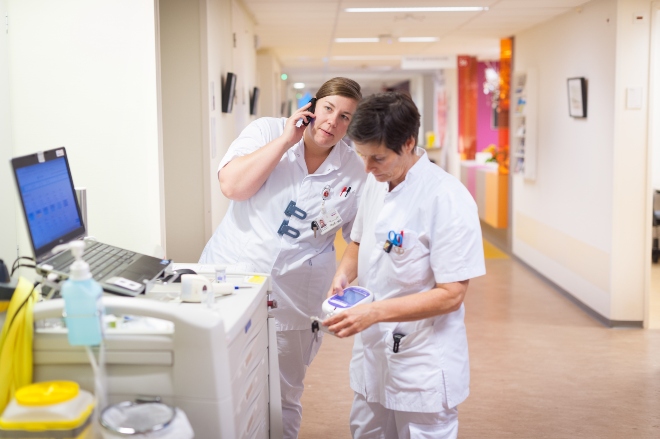 Verpleegkundigen delen medicijnen uit op de verpleegkundigafdeling. Verpleegkundigen delen medicijnen uit op de verpleegkundigafdeling.