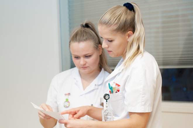 Verpleegkundigen kijken samen op een patienten dossier studenten verpleegkunde