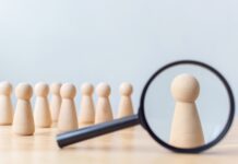 Onderzoek | Cultuursensitieve zorg in de laatste levensfase pionen met een vergrootglas